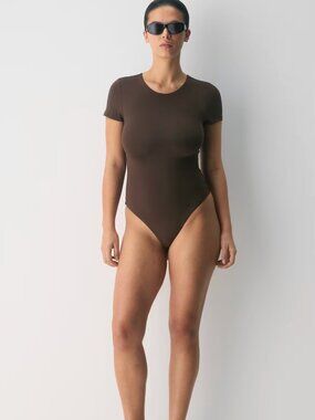 Aritzia Babaton Contour Short Sleeve Vivacity Bodysuit in Brown size XS